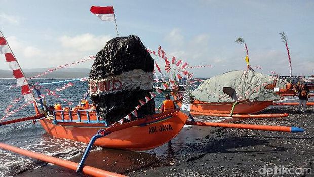Peringati HUT RI Ke-72, Nelayan Banyuwangi Gelar Parade Perahu Hias