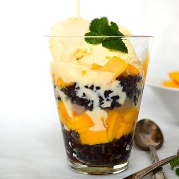 Ketan Hitam yang Pulen Legit Enak Juga Dipadu dengan Mangga