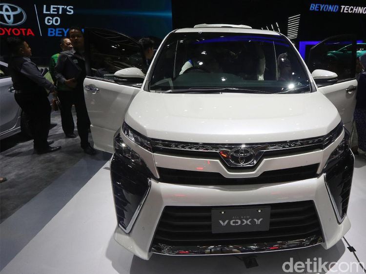 Foto : Toyota Voxy Semewah Alphard