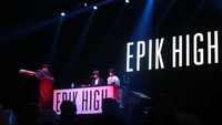 Penonton pun kemudian ikut bernyanyi bersama saat Epik High membawakan Eyes, Nose, Lips, No Reason to Live Without You dan I Wish. Foto: Asep Syaifullah/detikHOT