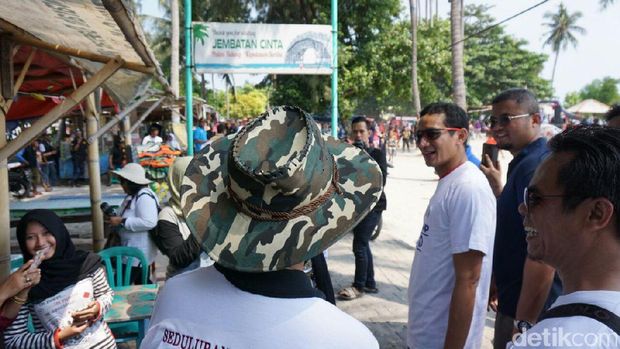 Ke Pulau Tidung, Sandiaga Bersihkan Pantai dan Ikut Balap Karung