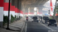 Seorang pemotor nekat berbalik arah untuk menghindari razia.