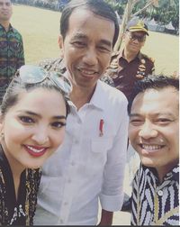 Ashanty dan Anang Hermansyah berfoto bersama Presiden Jokowi