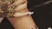 Rihanna memang punya tato malaikat di atas perutnya, tapi tato tahun kelahiran di pergelangan kakinya itu epic banget. Foto: dok Instagram