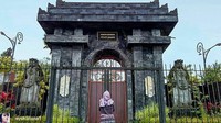 Gerbang kebebasan berdiri megah di pinggir tebing curam 550 mdpl di Desa Balerejo Kecamatan Wlingi Kabupaten Blitar. Diberi nama Gerbang Kebebasan, karena melalui simbol gerbang dari pintu Jati kokoh inilah, manusia bisa merasakan kebebasan nafsu duniawi (@ayukarisna1/Instagram)