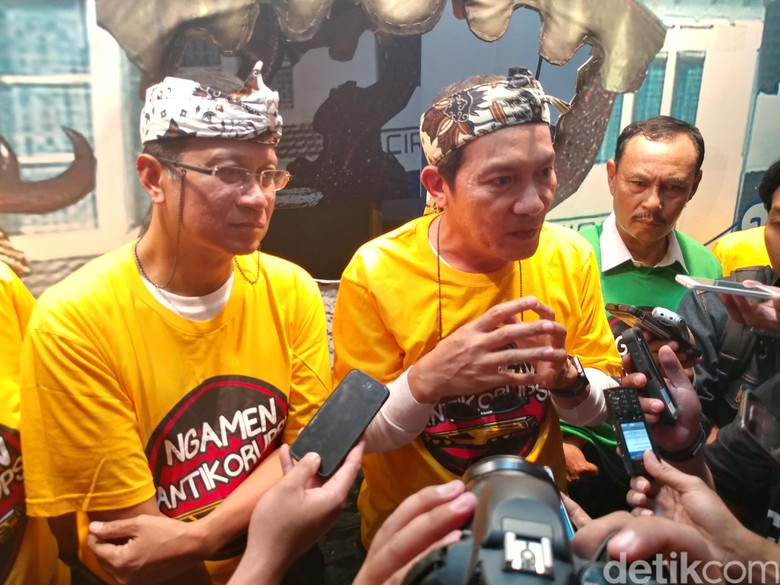Ngamen di Stasiun Cirebon, KPK dan PT KAI Kampanye Antikorupsi Ngamen di Stasiun Cirebon, KPK dan PT KAI Kampanye Antikorupsi