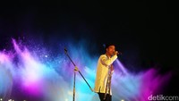 Penyanyi Vidi Aldiano saat meramaikan peluncuran kembali Air Menari di Monas.