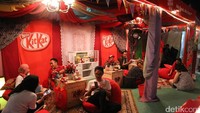 Tak hanya itu, Anda pun juga dapat duduk santai di dalam booth tersebut. Foto: Hanif/detikHOT