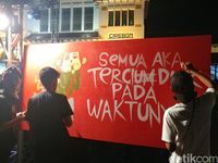 <i>Ngamen<i/> di Stasiun Cirebon, KPK dan PT KAI Kampanye Antikorupsi