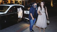 Momo tampil seperti seorang model saat melakukan surprise untuk sang suami. Foto: dok Instagram