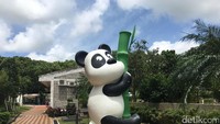 Tempat ini tak terlalu ramai karena sedikit jauh dari pusat kota. Begitu masuk, langsung di sambut dengan patung panda yang sangat besar (Aji Bagoes/detikTravel)