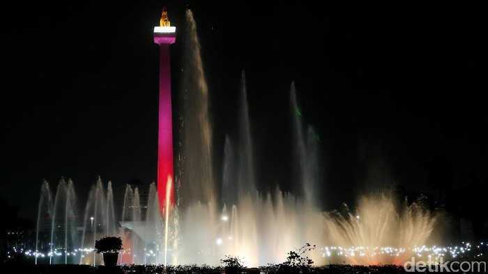 Pemprov DKI Jakarta meluncurkan Air Mancur Menari di kawasan Monas, Sabtu (13/08/2017) malam.  Air mancur ini kembali menari setelah 8 tahun terlantar.  Keren!
