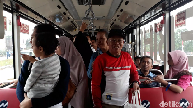 Sejumlah penumpang memadati bus TransJ koridor 13