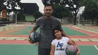 Selain lari, Agus Yudhoyono atau akrab disapa AHY juga gemar menjaga kebugaran dan bentuk tubuhnya lewat olahraga basket. Ia pun menularkan kebiasaan baiknya kepada sang putri Almira. Foto: Instagram/@agusyudhoyono