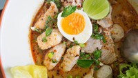 Kalau sedang ingin yag hangat-hangat. Anda bisa membuat mie rebus dengan campuran daging ayam, bakso hingga telur rebus. Tambahkan bubuk cabai agar rasanya makin mantap! (Foto: iStock)