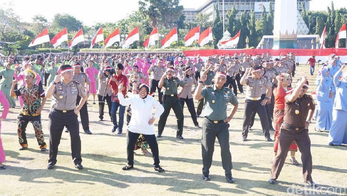 Wali Kota Risma Goyang Bareng Kapolrestabes Meriahkan HUT ke-72 RI