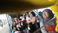 Warga mencoba bus TransJakarta pada uji coba koridor 13 Tendean-Ciledug, Jakarta, Minggu (13/8). PT Transjakarta masih menggratiskan tarif pada hari pertama uji coba tersebut.