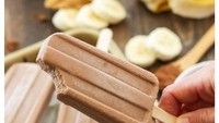 Suka cokelat dan peanut butter? Bukan hanya untuk olesan roti tetapi juga gurih manisnya enak dinikmati dingin dalam es loli. Apalagi yang ini ditambah pisang dan yogurt! (Foto: Istimewa)