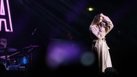 Mendengar suaranya, penonton seakan terpanggil untuk merapat ke WTF! Stage. Foto: Asep Syaifullah/detikHOT