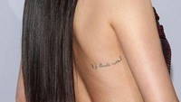 Selena Gomez membuat tato dengan huruf Arab di bawah bahu kanannya. Foto: dok Instagram