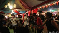 Wets! ada lagi nih. Kalian bisa seru-seruan bareng dengan di booth karaoke guys. Foto: Hanif/detikHOT