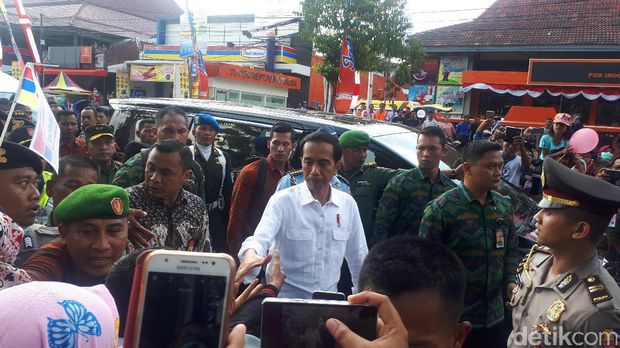 Keliling Jember Fashion Carnaval, Jokowi Diserbu Warga