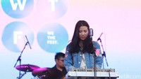 Kemudian Danilla kembali membawakan lagu-lagu dari Telisik, yaitu Berdistraksi dan Wahai Kau. Foto: Asep/detikHOT