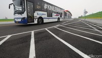 Bus TransJakarta melintasi koridor 13 Tendean-Ciledug, Jakarta, Minggu (13/8). PT Transjakarta masih menggratiskan tarif pada hari pertama uji coba tersebut.