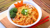 Malam ini kalau ingin sesuatu yang hangat cobalah membuat mie instan rebus. Rasanya bisa Anda pilih sesuai selera, soto, kari ataupun ayam bawang. Kalau suka dengan racikan mie polos, Anda bisa lho menambahkan beberapa jenis sayuran seperti wortel, brokoli dan jamur yang dicampur dengan potongan cabai pedas. (Foto: iStock)