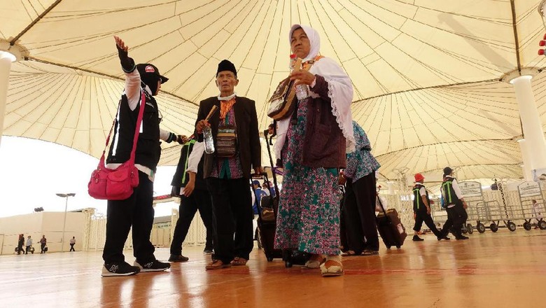 Gelombang Kedua Dimulai, Jemaah Jatim Pertama Tiba di Jeddah Gelombang Kedua Dimulai, Jemaah Jatim Pertama Tiba di Jeddah