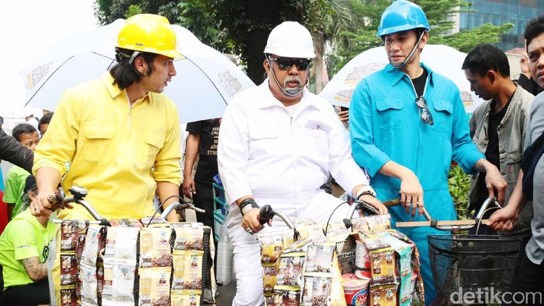 Pakai Sepeda, Warkop DKI Reborn 2 Bagi-Bagi Kopi Gratis di Car Free Day Pakai Sepeda, Warkop DKI Reborn 2 Bagi-Bagi Kopi Gratis di Car Free Day