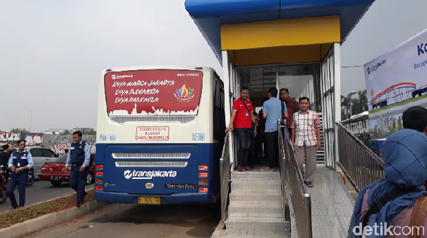 Antrean warga di halte bus TransJakarta