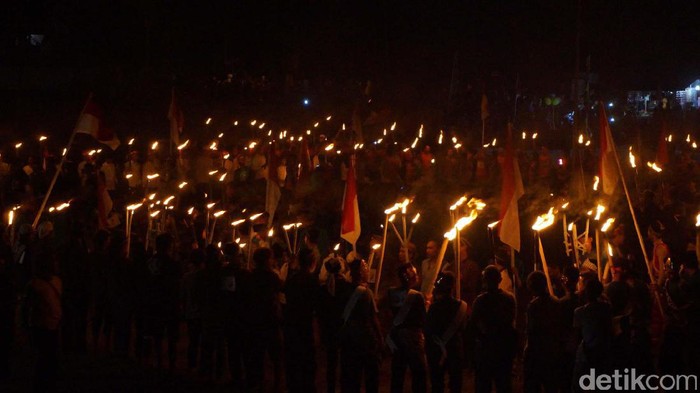 Warga Wonotunggal, Batang melakukan pawai obor dan membentuk angka 72 untuk memperingati HUT RI ke-72