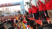 Menko Perekonomian Darmin Nasution dan Menkeu Sri Mulyani melepas peserta jalan santai Stockcode Funwalk di kawasan SCBD Sudirman, Jakarta, Minggu (13/8).   
