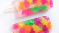Es loli Gummy Bear ini pasti disukai anak-anak. Dibuat dari air soda manis dan permen gummy bear. Rasanya krenyes kenyal manis! (Foto: Istimewa)