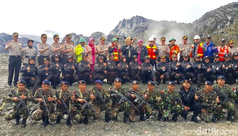 Kapolri Lepas Tim Polwan Pendaki Puncak Cartenzs Kapolri Lepas Tim Polwan Pendaki Puncak Cartenzs