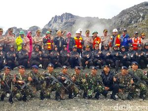 Kapolri Lepas Tim Polwan Pendaki Puncak Cartenzs