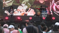 Lagu ini saya persembahkan untuk seorang perempuan yang sudah tidak ada di planet ini lagi. Tapi tidak ada salahnya jika kita mengenang orang yang sudah tidak satu dimensi dengan kita lagi, ungkap Danilla mengawali lagu Junko Furuta. Foto: Asep/detikHOT