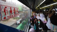 Stiker kursi prioritas di TransJakarta. Foto: Grandyos Zafna
