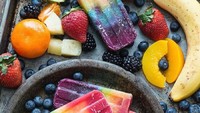 Seperti namanya Rainbow Popsicle, es loli ini dibuat warna-warni. Campuran buah dan sayuran seperti bit dan bayam serta jeruk nipis. Rasanya seru! (Foto: Istimewa)