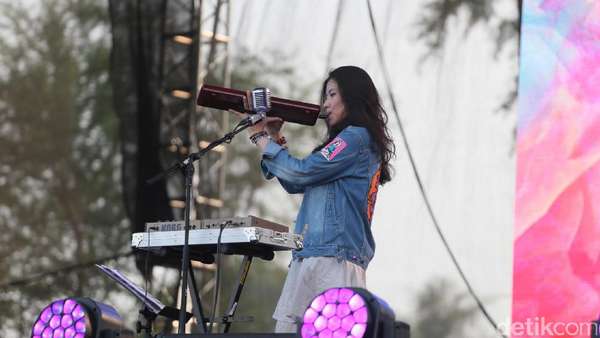 Penampilan Manis Danilla Penampilan Manis Danilla