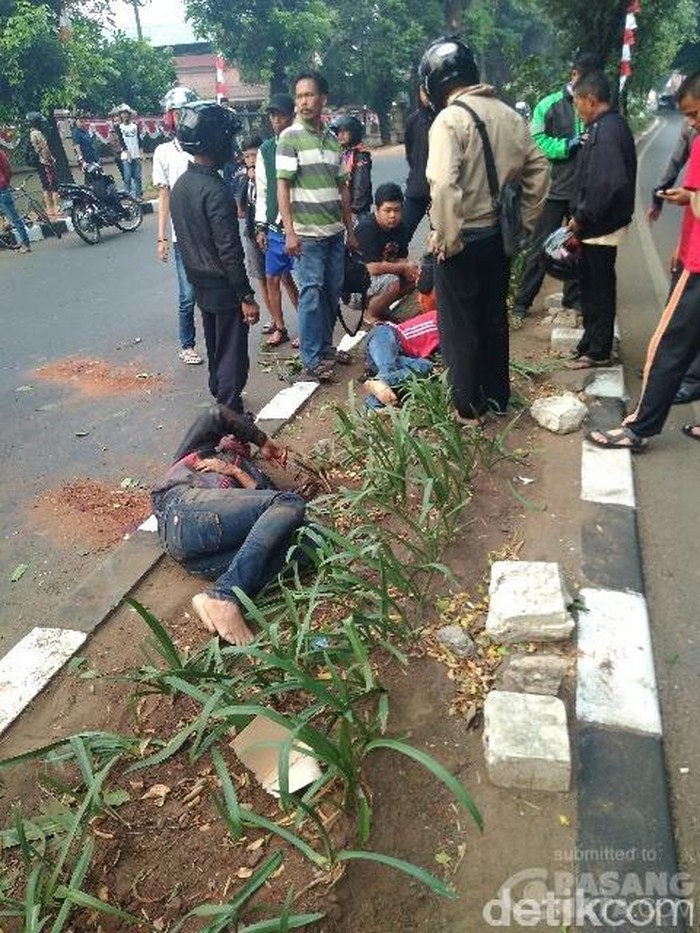 Diduga Mengantuk, Pemotor Tabrak Pohon di Duren Sawit Jaktim