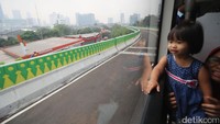 Warga mencoba bus TransJakarta pada uji coba koridor 13 Tendean-Ciledug, Jakarta, Minggu (13/8). PT Transjakarta masih menggratiskan tarif pada hari pertama uji coba tersebut.
