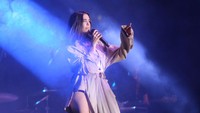 Cantiknya Dua Lipa di atas panggung. Foto: Hanif Hawari/detikHOT