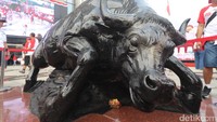 Patung banteng seberat 7 ton itu terbuat dari fosil kayu yang ditemukan di Banten. Patung tersebut dibuat oleh seniman Bali I Made Budiarsa.
