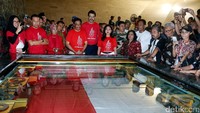 Gubernur Djarot melihat penyimpanan bendera pusaka atau burton. Tempat penyimpanan itu dilengkapi dengan rolling door, humadifier sebagai alat kontrol suhu, dan kaca yang cukup tebal.
