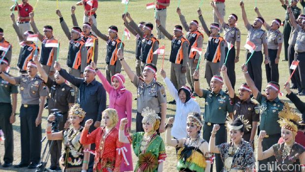 Wali Kota Risma Goyang Bareng Kapolrestabes Meriahkan HUT ke-72 RI