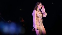 Ini jari tengah untuk mereka, ungkapnya kemudian membawakan lagu IDGAF. Foto: Asep Syaifullah/detikHOT