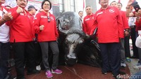 Menteri Keuangan Sri Mulyani, Menko Perekeonomian Darmin Nasution, bersama Direktur Utama BEI Tito Sulistio dan Ketua OJK, Wimboh Santoso saat meresmikan ikon baru Bursa Efek Indonesia, Banteng Wulung.  