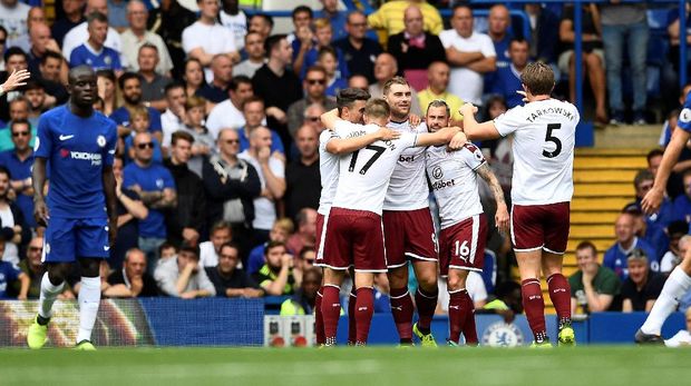 Burnley mengalahkan Chelsea 3-2 pada pertemuan pertama Liga Primer Inggris musim ini. (